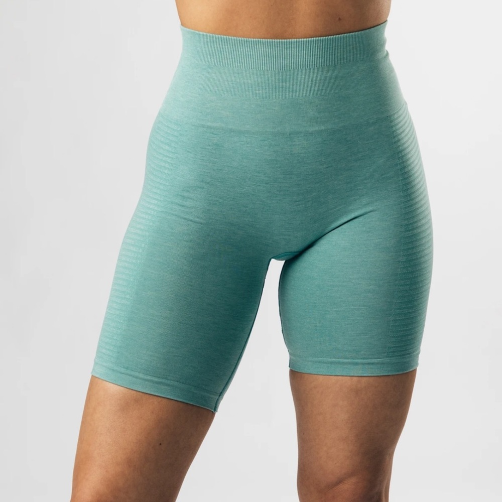 🆕Alphalete SEAMLESS BIKER SHORTS
